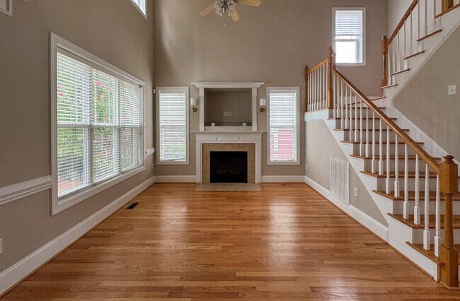 Building Photo - 5 Bedroom Home in Gated Golf Course Community