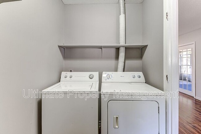 Building Photo - 402 Kingston Rd