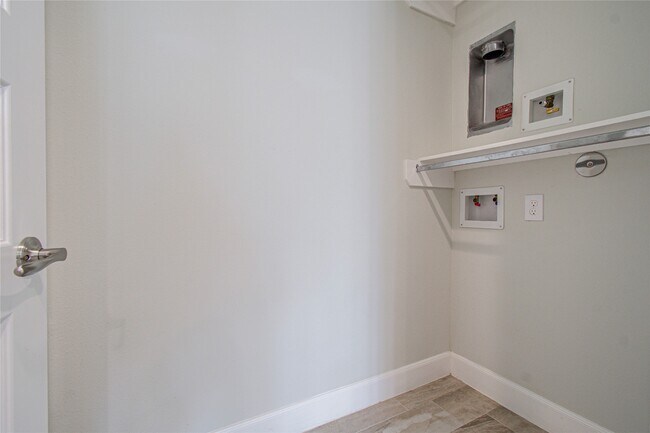 Building Photo - 2818 Grand Fountains Dr