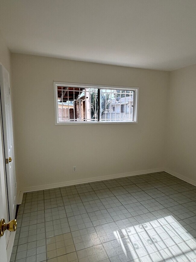 Building Photo - Spacious 3 bedroom available now!