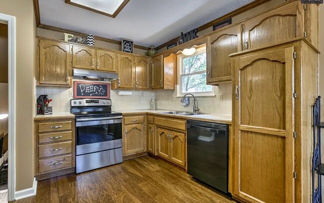 Building Photo - Picture-Perfect Home in the Heart of Lee's Summit!
