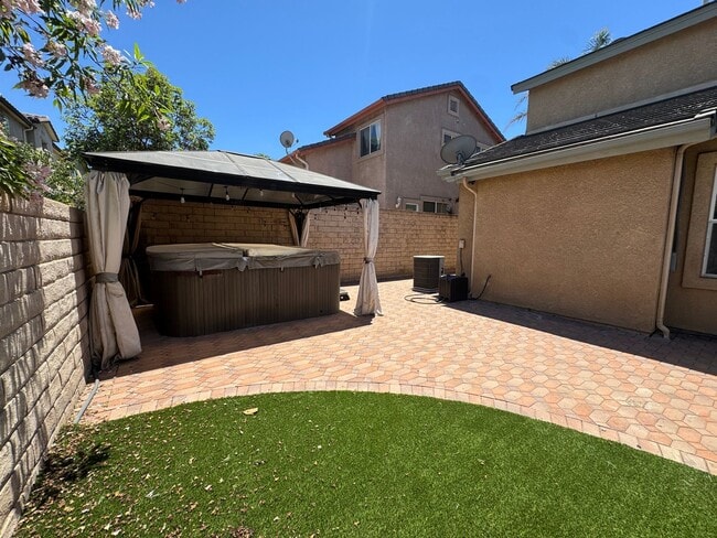 Building Photo - Remodeled 3 bedroom townhome in Simi Valley