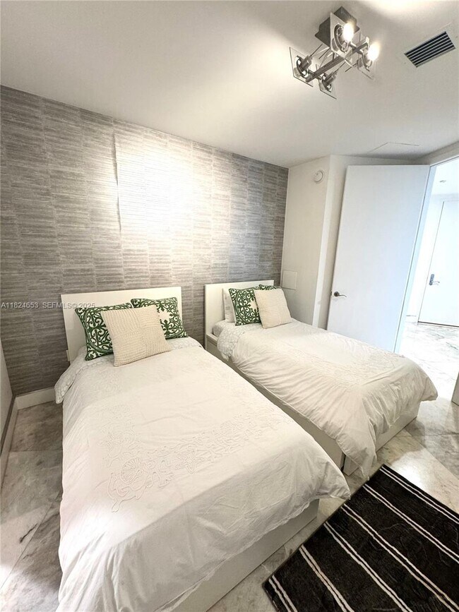 Building Photo - 16001 Collins Ave