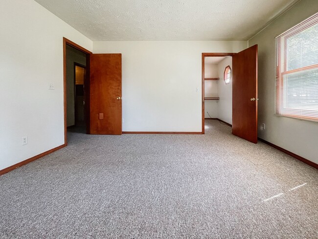 Building Photo - Washer/Dryer Hook Ups