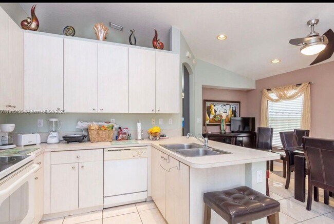 Building Photo - 1940 SE 14th Ct