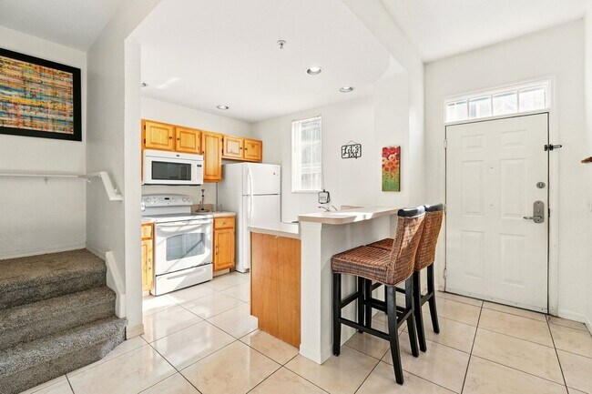 Building Photo - Charming and Spacious 4-Bedroom, 3-Bathroom Fully Furnished Townhome  in the Sought-After Venetia...