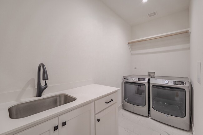 Building Photo - 7207 Gaston Ave