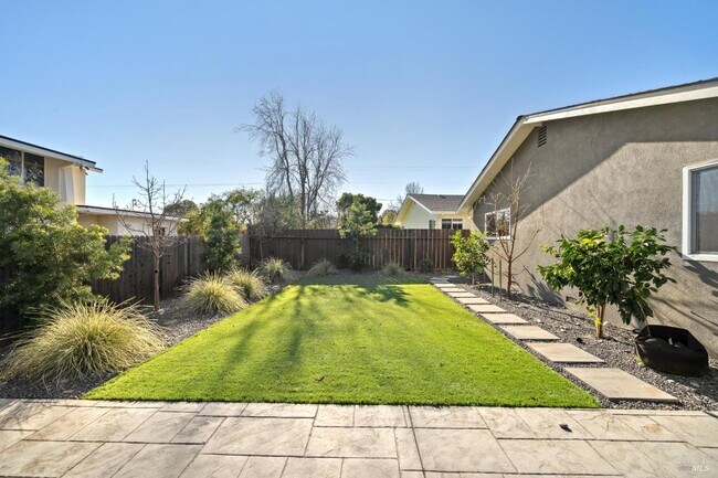 Building Photo - 918 Las Pavadas Ave