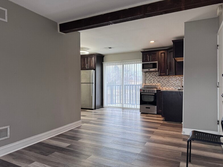Open floorplan with kitchen and living room - 9909 S Ridgeland Ave