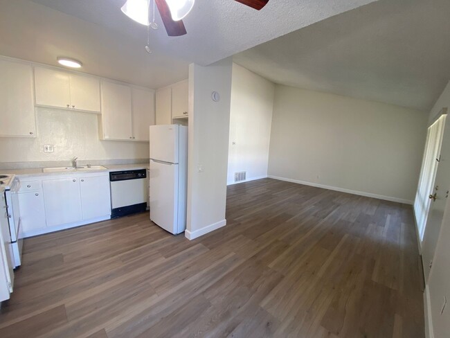 Building Photo - Newly Remodeled 2 Bedroom 1 1/2 Bath Upsta...