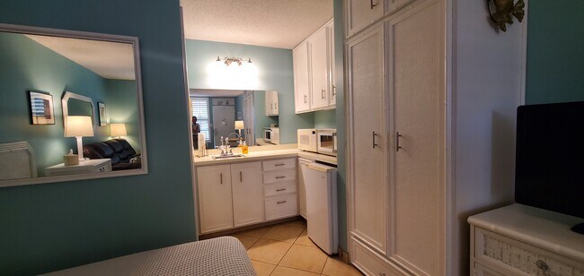 Building Photo - 2555 Tamiami Trl N