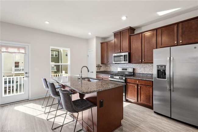Building Photo - Newer Construction 3 Story Condo!