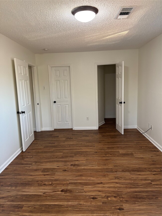 Building Photo - 4322 Woodmont Dr