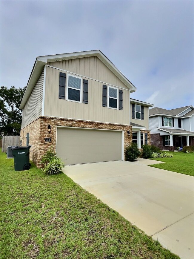 Building Photo - Large 4-bedroom home located in the South ...