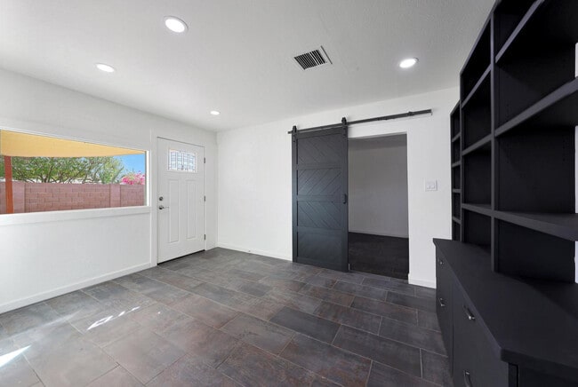 Building Photo - 7031 E Loma Land Dr