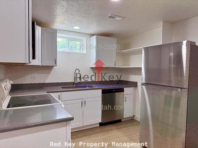 Building Photo - Stansbury Ave Duplex