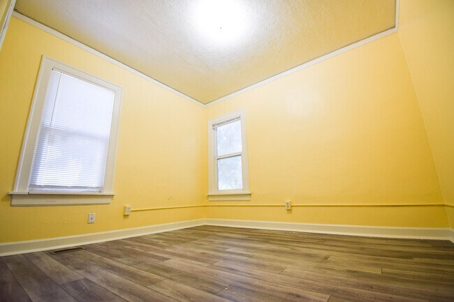 Building Photo - 5526 N Delaware Ave