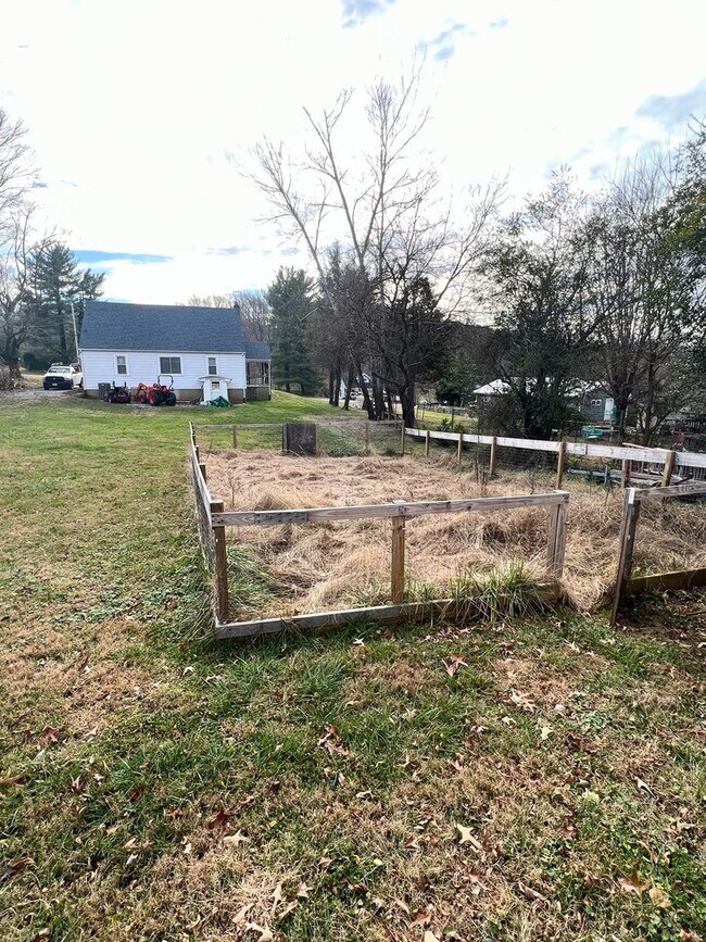 Building Photo - 3 Bedroom Home in Bedford