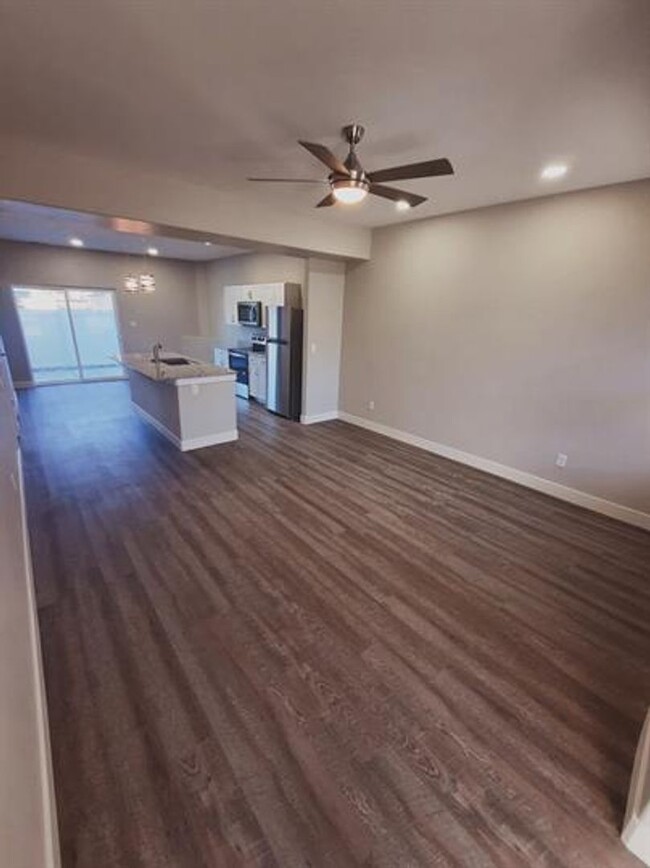 Building Photo - 3 bedroom, 2 1/2 bath, 1 car townhome $180...