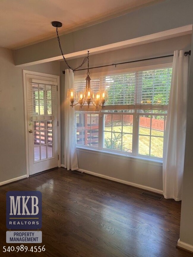 Building Photo - Luxurious 4 Bd/3.5Ba home located in The G...