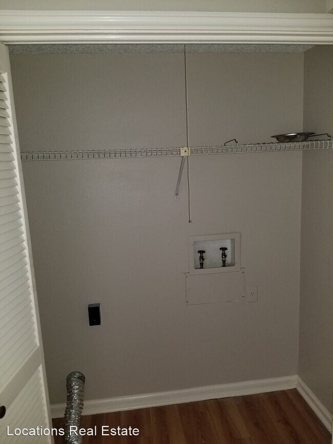 Building Photo - 2 br, 1.5 bath House - 413-B Longwood Court