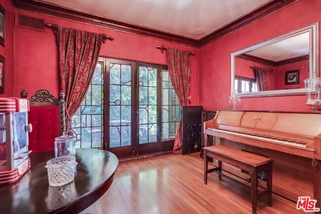 Building Photo - 642 S Bronson Ave