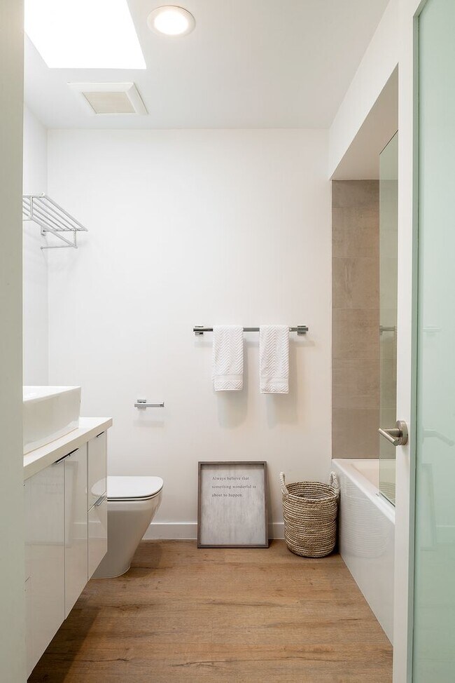 Building Photo - Off Melrose WEHO