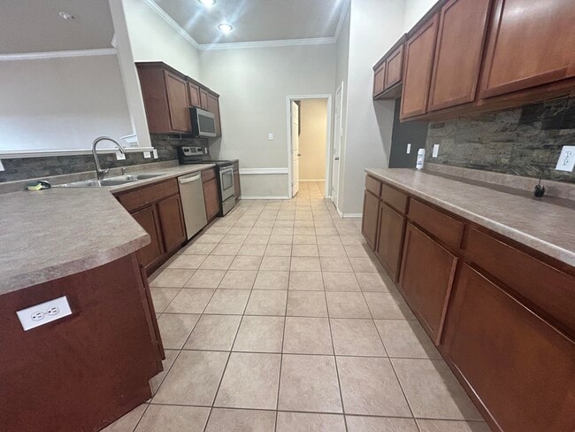 Building Photo - 10601 Clinton Ave