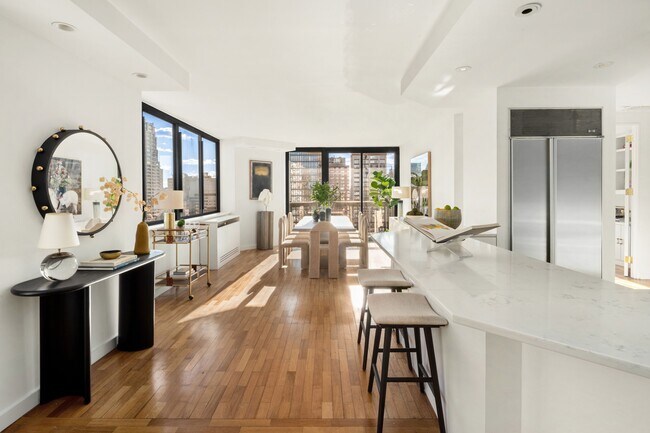 Building Photo - 330 E 75th St