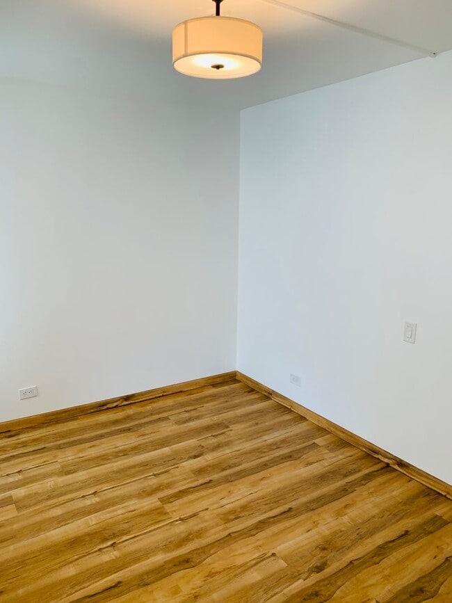 Building Photo - Fully Renovated 2/1/1 at Alexander Towers