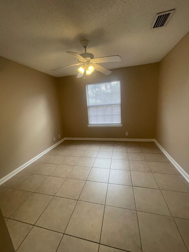 Building Photo - 164 Leeswood Cir