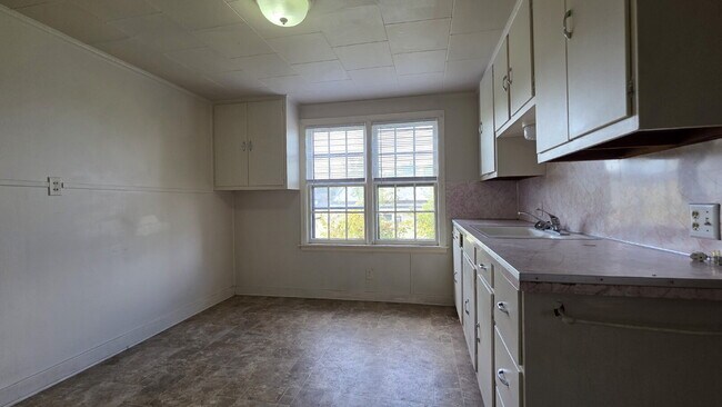 Building Photo - Large 2 Bedroom Upper Apartment in Menasha WI