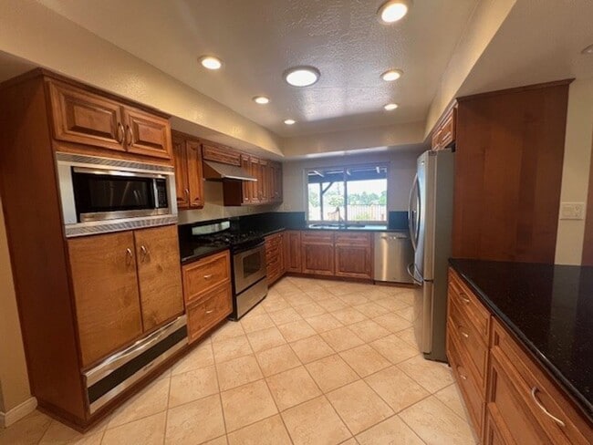 Building Photo - New Price!  COUNTRY LIVING AT ITS BEST