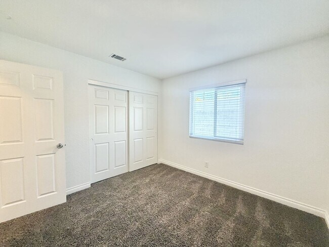 Building Photo - AVAILABLE NOW!! 3 Bedroom/ 2 Bathroom Duplex in Cathedral City!