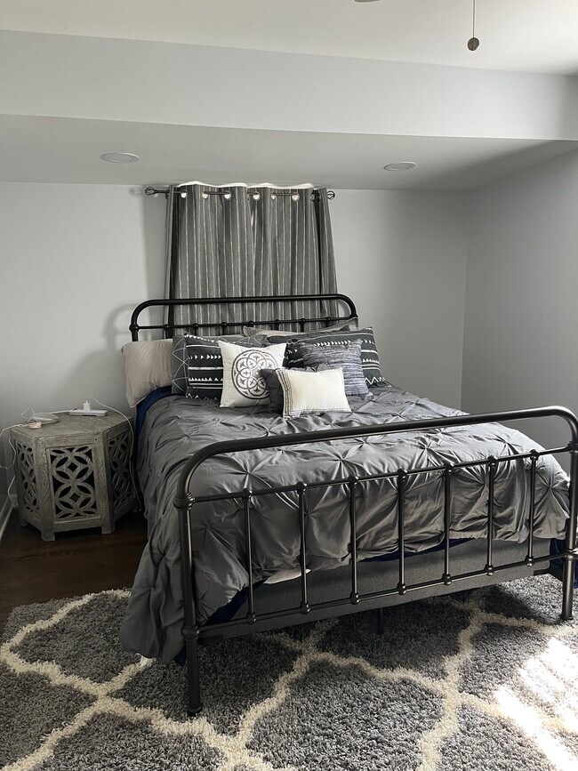 Building Photo - 8445 N Greenvale Rd