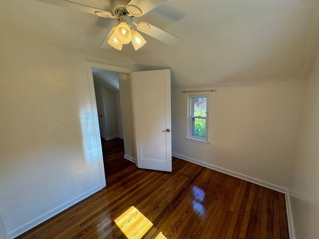 Building Photo - Completely Updated, Open , Quiet House in Oakmont!
