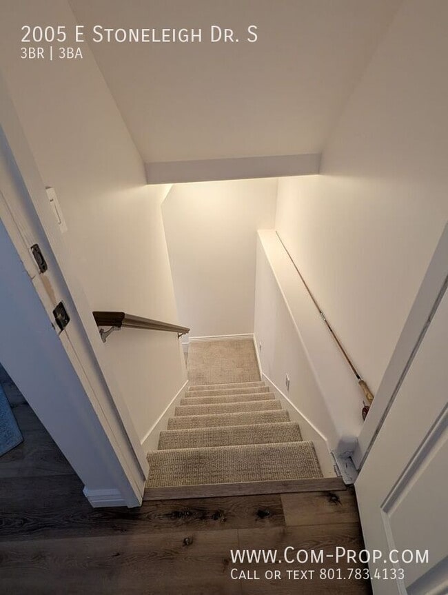 Building Photo - 2005 Stoneleigh Dr S