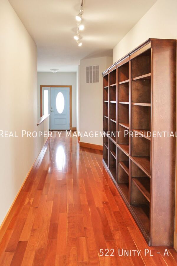 Building Photo - 522 Unity Pl