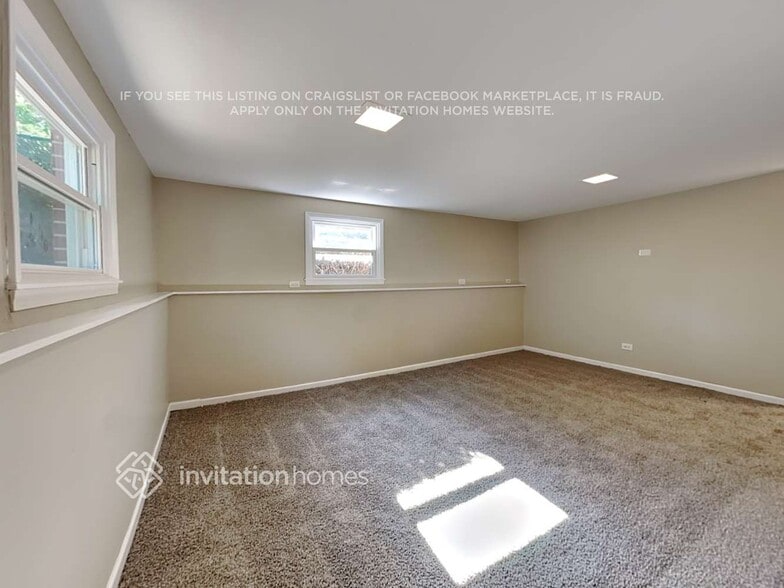 Building Photo - 2833 Briarwood Dr E