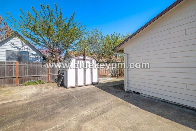 Building Photo - 3 Bed, 2 Bath Home in Wilsonville on a Cul...