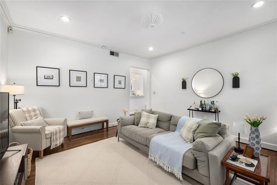 Building Photo - 124 Lafayette Dr NE