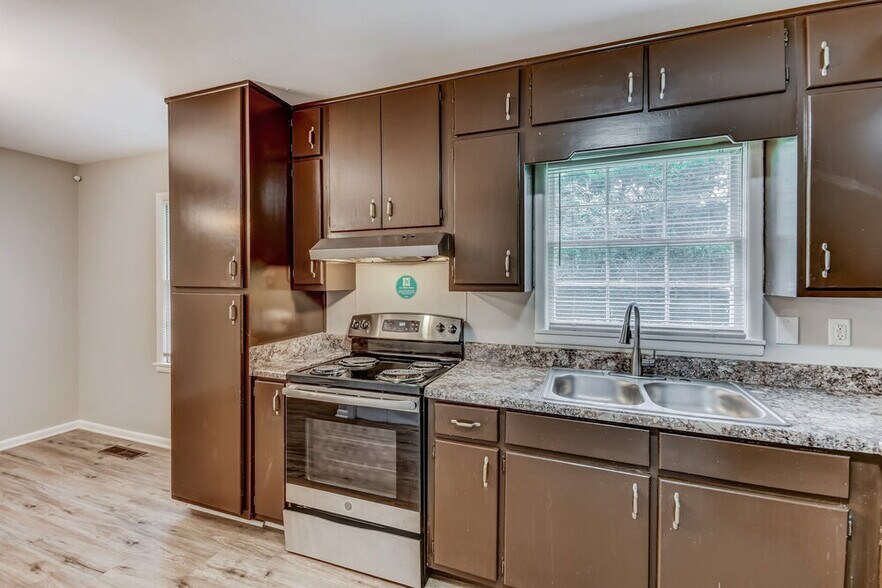 Building Photo - 1617 Bobolink Ln NE