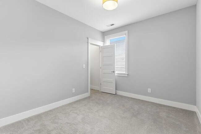 Building Photo - 1814 16th Ave N
