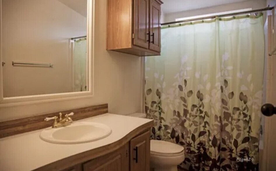 Second bathroom with tub & shower - 119 Golden Eagle Ct