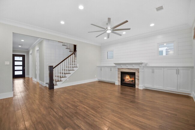 Building Photo - Luxury 3-Bed Home with Solar Panels, Tesla...