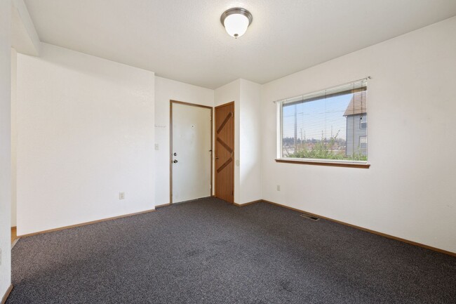 Building Photo - MOVE IN READY! 2 bed 1 bath downtown Olympia!