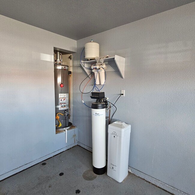 Building Photo - Awesome rental available!