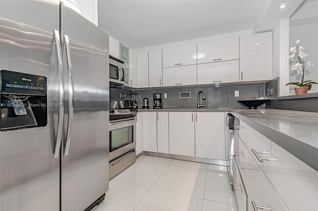 Building Photo - 2301 Collins Ave