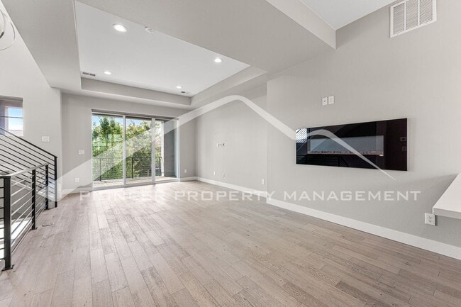 Building Photo - Fantastic Townhome with Central AC and 2 Car Garage!