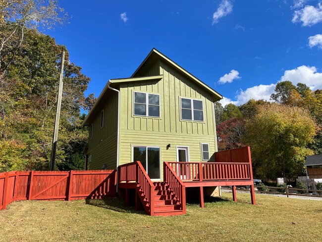 Building Photo - Black Mountain Rental